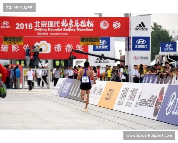 赞助商体系演变：从选手个人赞助到统一商业赞助，UFC商业赞助收入从5200万增至2.5亿